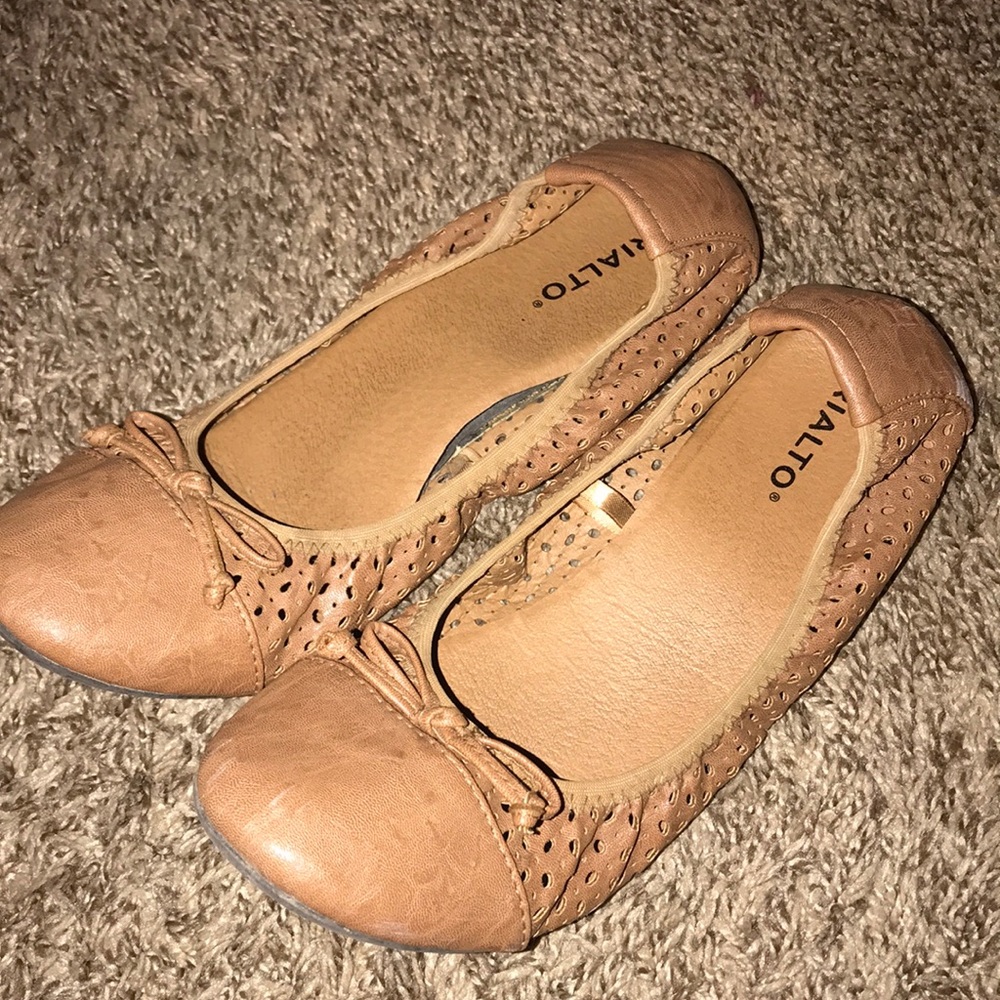 RIALTO flats. Tan.